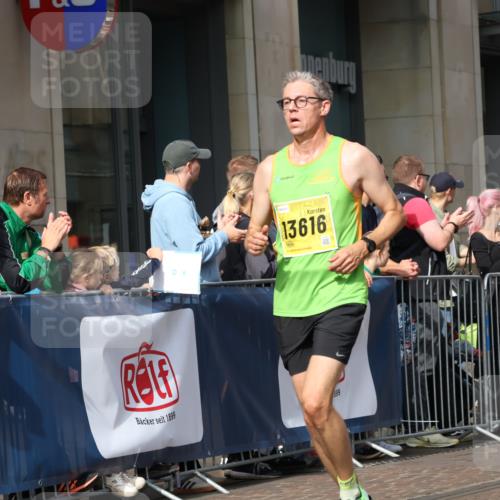 13.09.2026 - 21. swb-Marathon Bremen Strokosch-Dieckow http://msf.ph/oto/10286148 13.09.2026 10:40:25 Ziel 10520, 10575, 11903, 12477, 13563, 13566, 11373, 13616 meine-sportfotos.de