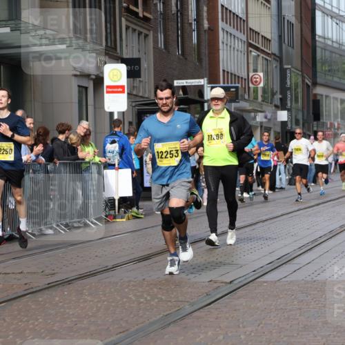 13.09.2026 - 21. swb-Marathon Bremen Strokosch-Dieckow http://msf.ph/oto/10288105 13.09.2026 10:43:43 Ziel 10337, 10342, 11019, 11108, 11208, 11312, 11447, 11614, 11644, 11758, 11930, 11948, 12436, 12559, 13538, 10328, 10346, 10618, 10742, 11468, 11607, 11826, 12250, 12253, 12406, 13509 meine-sportfotos.de