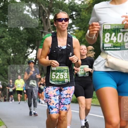 13.09.2026 - 21. swb-Marathon Bremen TobiasT http://msf.ph/oto/10288451 13.09.2026 12:24:47 Laufen 12465, 5258, 21, 26, 12, 8406 meine-sportfotos.de