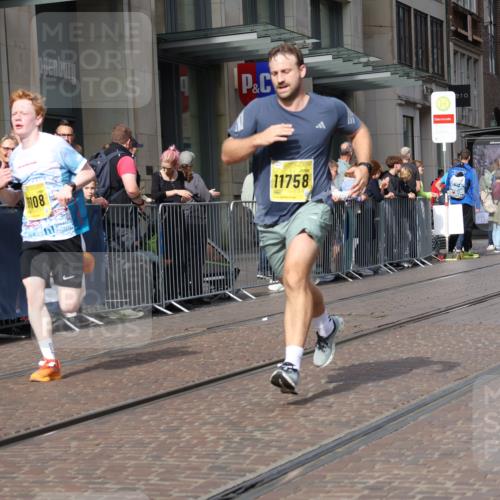 13.09.2026 - 21. swb-Marathon Bremen Strokosch-Dieckow http://msf.ph/oto/10288566 13.09.2026 10:44:09 Ziel 10454, 10806, 10861, 10956, 11148, 11438, 11615, 12473, 10337, 10342, 11019, 11108, 11208, 11312, 11447, 11614, 11644, 11758, 11930, 11948, 12436, 12559, 13538 meine-sportfotos.de