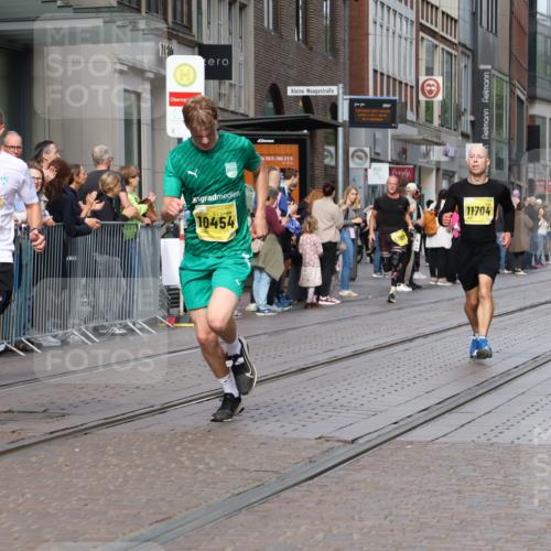 13.09.2026 - 21. swb-Marathon Bremen Strokosch-Dieckow http://msf.ph/oto/10288749 13.09.2026 10:44:34 Ziel 10266, 10628, 10735, 10861, 11692, 11704, 12302, 12425, 10454, 10806, 10861, 10956, 11148, 11438, 11615, 12473 meine-sportfotos.de