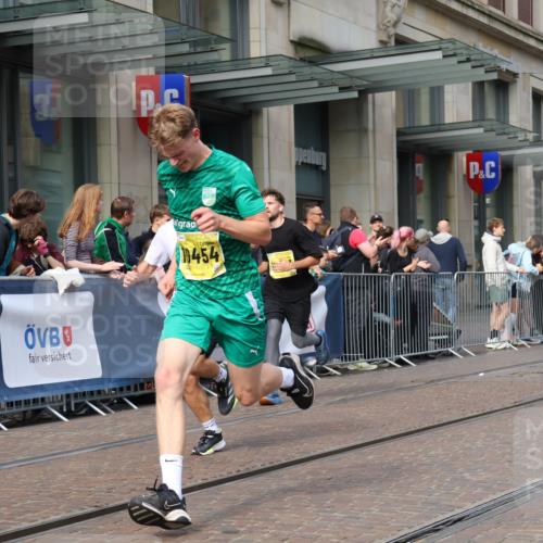 13.09.2026 - 21. swb-Marathon Bremen Strokosch-Dieckow http://msf.ph/oto/10288865 13.09.2026 10:44:36 Ziel 10096, 10266, 10628, 10735, 11692, 11704, 12302, 12425, 13591, 10454, 10806, 10861, 10956, 11148, 11438, 11615, 12473 meine-sportfotos.de