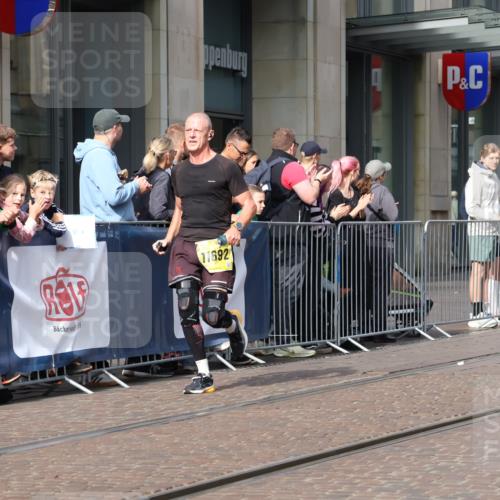 13.09.2026 - 21. swb-Marathon Bremen Strokosch-Dieckow http://msf.ph/oto/10289130 13.09.2026 10:44:43 Ziel 10096, 10143, 10214, 10266, 10628, 10735, 11020, 11396, 11692, 12302, 13591, 10454, 10806, 10861, 11438, 11615, 11692, 11704, 12425, 12473 meine-sportfotos.de