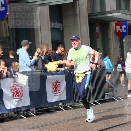 13.09.2026 - 21. swb-Marathon Bremen Strokosch-Dieckow http://msf.ph/oto/10289666 13.09.2026 10:44:50 Ziel 10096, 10143, 10214, 10398, 10735, 10866, 11020, 11396, 11695, 12054, 13591, 10266, 10454, 10628, 10806, 10861, 11615, 11692, 11704, 12302, 12425, 12473 meine-sportfotos.de