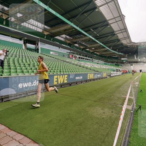 13.09.2026 - 21. swb-Marathon Bremen Michael Burmester http://msf.ph/oto/10290291 13.09.2026 10:15:41 Laufen im Stadion 12272, 13525, 13547, 13627 meine-sportfotos.de