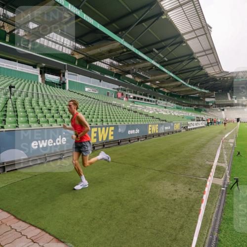 13.09.2026 - 21. swb-Marathon Bremen Michael Burmester http://msf.ph/oto/10290328 13.09.2026 10:15:55 Laufen im Stadion 10597, 12272, 13501, 13515, 13525, 13547, 13567, 13627, 13635 meine-sportfotos.de