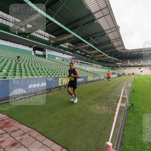 13.09.2026 - 21. swb-Marathon Bremen Michael Burmester http://msf.ph/oto/10291077 13.09.2026 10:23:02 Laufen im Stadion 10235, 10302, 10341, 10441, 10575, 10592, 10782, 10926, 11083, 11127, 11198, 11227, 11338, 11373, 11426, 11454, 11619, 11713, 11721, 11738, 11854, 11916, 11944, 12003, 12053, 12144, 12209, 12339, 12370, 12395, 12404, 12538, 13507, 13513, 13519, 13535, 13539, 13551, 13553, 13556, 13559, 13563, 13584, 13587, 13608, 13616, 13636, 13641, 13642, 10366, 10475, 11481, 11652, 13530, 13533, 13534, 13536, 13564 meine-sportfotos.de