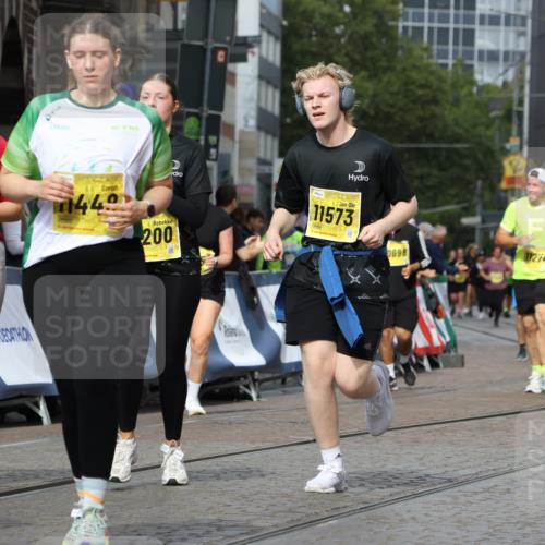 13.09.2026 - 21. swb-Marathon Bremen Strokosch-Dieckow http://msf.ph/oto/10291276 13.09.2026 11:16:23 Ziel 10474, 10665, 11081, 11139, 11217, 11549, 11613, 11768, 11940, 12046, 12151, 12306, 13508, 11274, 12102, 12158 meine-sportfotos.de