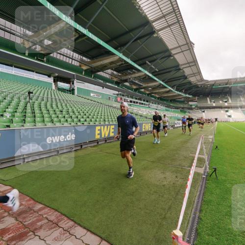 13.09.2026 - 21. swb-Marathon Bremen Michael Burmester http://msf.ph/oto/10292483 13.09.2026 10:28:47 Laufen im Stadion 10142, 10162, 10170, 10183, 10189, 10200, 10223, 10267, 10270, 10293, 10294, 10316, 10329, 10334, 10348, 10381, 10393, 10421, 10426, 10508, 10525, 10537, 10538, 10544, 10594, 10655, 10709, 10739, 10763, 10770, 10814, 10835, 10840, 10846, 10860, 10876, 10910, 10917, 10923, 10966, 10993, 11005, 11007, 11018, 11035, 11058, 11076, 11087, 11092, 11109, 11111, 11148, 11170 meine-sportfotos.de