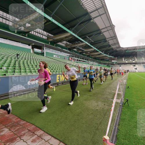 13.09.2026 - 21. swb-Marathon Bremen Michael Burmester http://msf.ph/oto/10293316 13.09.2026 10:31:33 Laufen im Stadion 10141, 10146, 10174, 10222, 10227, 10246, 10255, 10281, 10284, 10304, 10339, 10359, 10410, 10443, 10448, 10471, 10478, 10479, 10503, 10515, 10517, 10518, 10529, 10540, 10543, 10555, 10577, 10579, 10588, 10589, 10608, 10610, 10626, 10631, 10641, 10646, 10684, 10685, 10690, 10703, 10704, 10708, 10714, 10725, 10757, 10765, 10780, 10821, 10822, 10837, 10838, 10862, 10863, 10884, 10886, 10984, 11002, 11038, 11350, 11379 meine-sportfotos.de