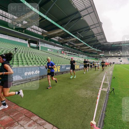 13.09.2026 - 21. swb-Marathon Bremen Michael Burmester http://msf.ph/oto/10293654 13.09.2026 10:32:50 Laufen im Stadion 10067, 10078, 10146, 10166, 10184, 10203, 10211, 10222, 10226, 10236, 10243, 10246, 10249, 10255, 10256, 10300, 10322, 10365, 10372, 10374, 10379, 10383, 10394, 10408, 10410, 10423, 10443, 10486, 10494, 10503, 10517, 10518, 10529, 10530, 10540, 10543, 10550, 10555, 10565, 10589, 10608, 10610, 10626, 10631, 10646, 10670, 10673, 10675, 10687, 10690, 10703, 10704, 10707, 10708, 10721, 10725, 10728, 10745, 10749, 10750, 10771, 10788, 10794, 10798 meine-sportfotos.de