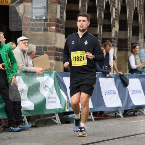 13.09.2026 - 21. swb-Marathon Bremen Strokosch-Dieckow http://msf.ph/oto/10294839 13.09.2026 11:21:35 Ziel 11262, 11780, 11104 meine-sportfotos.de