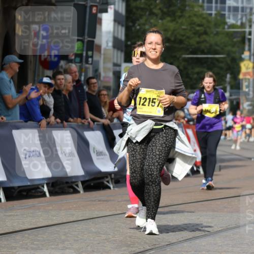 13.09.2026 - 21. swb-Marathon Bremen Strokosch-Dieckow http://msf.ph/oto/10294898 13.09.2026 11:22:05 Ziel 11104, 11639, 11698 meine-sportfotos.de