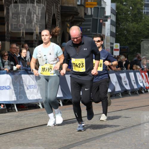 13.09.2026 - 21. swb-Marathon Bremen Strokosch-Dieckow http://msf.ph/oto/10295058 13.09.2026 11:22:32 Ziel 11698, 12157, 11574 meine-sportfotos.de