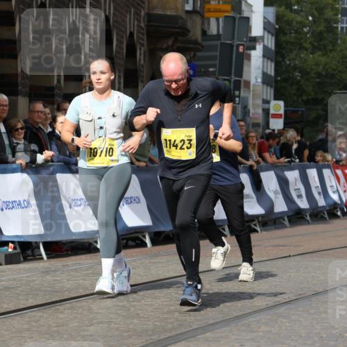13.09.2026 - 21. swb-Marathon Bremen Strokosch-Dieckow http://msf.ph/oto/10295073 13.09.2026 11:22:32 Ziel 11698, 12157, 11574 meine-sportfotos.de