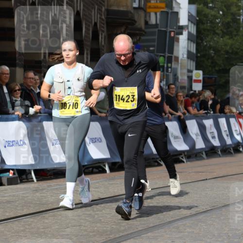 13.09.2026 - 21. swb-Marathon Bremen Strokosch-Dieckow http://msf.ph/oto/10295080 13.09.2026 11:22:32 Ziel 11698, 12157, 11574 meine-sportfotos.de