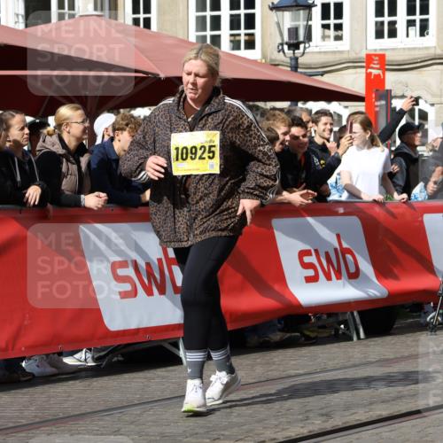 13.09.2026 - 21. swb-Marathon Bremen Strokosch-Dieckow http://msf.ph/oto/10295296 13.09.2026 11:23:28 Ziel 10349, 10754, 12083, 12440 meine-sportfotos.de