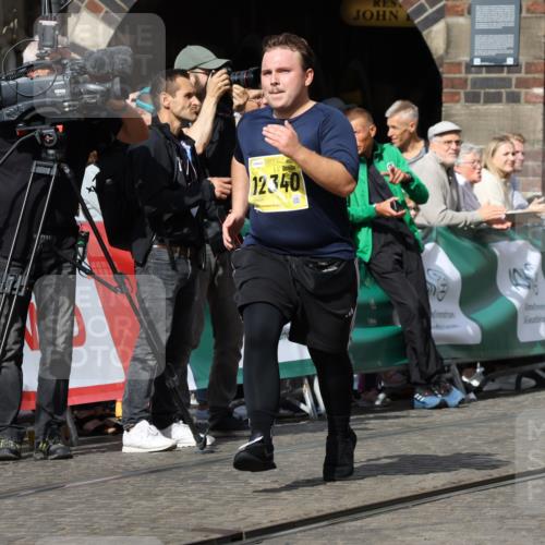 13.09.2026 - 21. swb-Marathon Bremen Strokosch-Dieckow http://msf.ph/oto/10295341 13.09.2026 11:23:35 Ziel 10349, 10754, 10925 meine-sportfotos.de