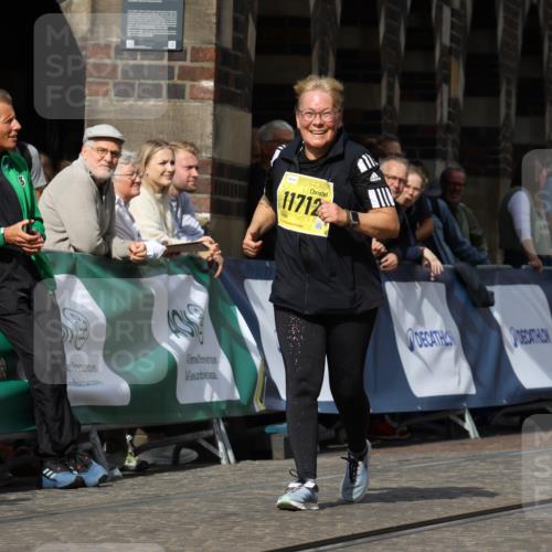 13.09.2026 - 21. swb-Marathon Bremen Strokosch-Dieckow http://msf.ph/oto/10295524 13.09.2026 11:24:22 Ziel 10292, 10413, 10970 meine-sportfotos.de
