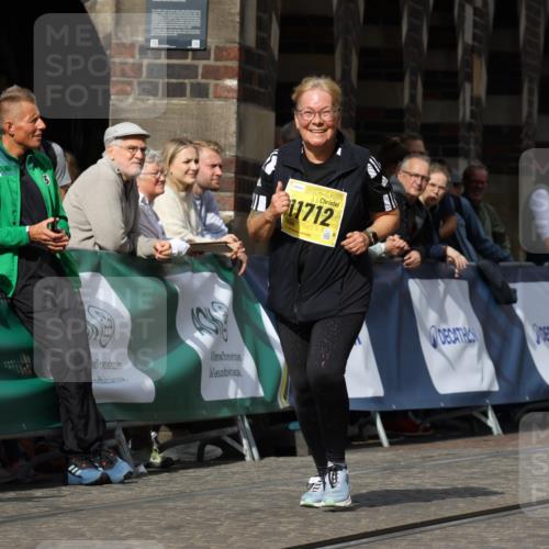 13.09.2026 - 21. swb-Marathon Bremen Strokosch-Dieckow http://msf.ph/oto/10295546 13.09.2026 11:24:22 Ziel 10292, 10413, 10970 meine-sportfotos.de