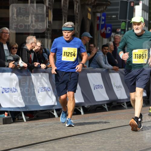 13.09.2026 - 21. swb-Marathon Bremen Strokosch-Dieckow http://msf.ph/oto/10295880 13.09.2026 11:26:59 Ziel 10573, 10667, 11538 meine-sportfotos.de