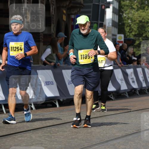 13.09.2026 - 21. swb-Marathon Bremen Strokosch-Dieckow http://msf.ph/oto/10295887 13.09.2026 11:27:00 Ziel 10573, 10667, 11538 meine-sportfotos.de
