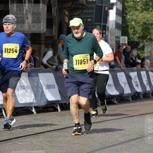 13.09.2026 - 21. swb-Marathon Bremen Strokosch-Dieckow http://msf.ph/oto/10295918 13.09.2026 11:27:01 Ziel 10573, 10667, 11538 meine-sportfotos.de