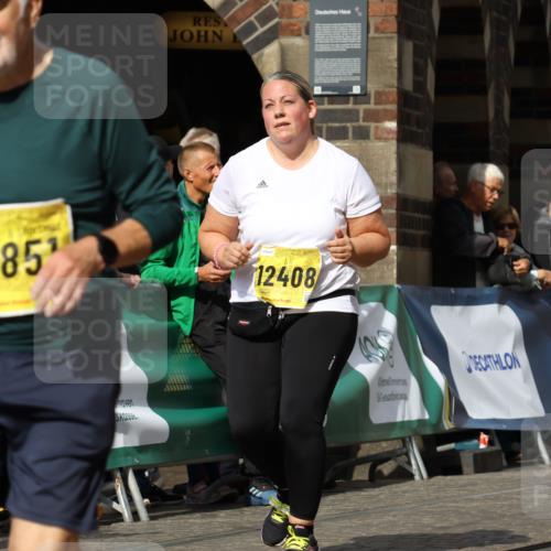 13.09.2026 - 21. swb-Marathon Bremen Strokosch-Dieckow http://msf.ph/oto/10295973 13.09.2026 11:27:05 Ziel 10573, 10667, 11538 meine-sportfotos.de