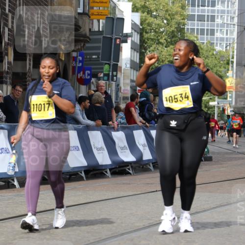 13.09.2026 - 21. swb-Marathon Bremen Strokosch-Dieckow http://msf.ph/oto/10296220 13.09.2026 11:28:33 Ziel 11161 meine-sportfotos.de