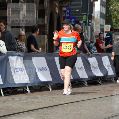 13.09.2026 - 21. swb-Marathon Bremen Strokosch-Dieckow http://msf.ph/oto/10296348 13.09.2026 11:29:05 Ziel 11352, 11444, 11496 meine-sportfotos.de
