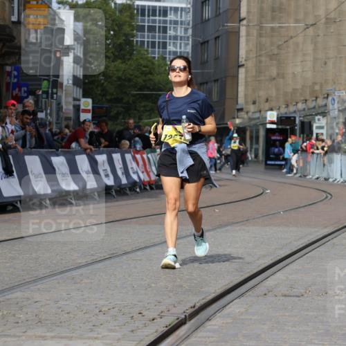 13.09.2026 - 21. swb-Marathon Bremen Strokosch-Dieckow http://msf.ph/oto/10296622 13.09.2026 11:30:49 Ziel 10650, 11025, 11195, 10967 meine-sportfotos.de