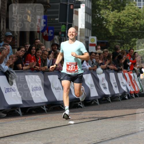 13.09.2026 - 21. swb-Marathon Bremen Strokosch-Dieckow http://msf.ph/oto/10296987 13.09.2026 12:19:33 Ziel 207 meine-sportfotos.de