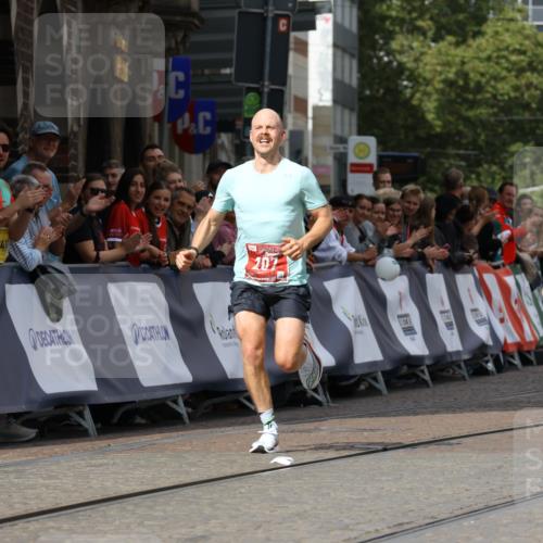 13.09.2026 - 21. swb-Marathon Bremen Strokosch-Dieckow http://msf.ph/oto/10296989 13.09.2026 12:19:33 Ziel 207 meine-sportfotos.de