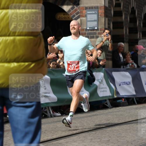 13.09.2026 - 21. swb-Marathon Bremen Strokosch-Dieckow http://msf.ph/oto/10297016 13.09.2026 12:19:35 Ziel 207 meine-sportfotos.de