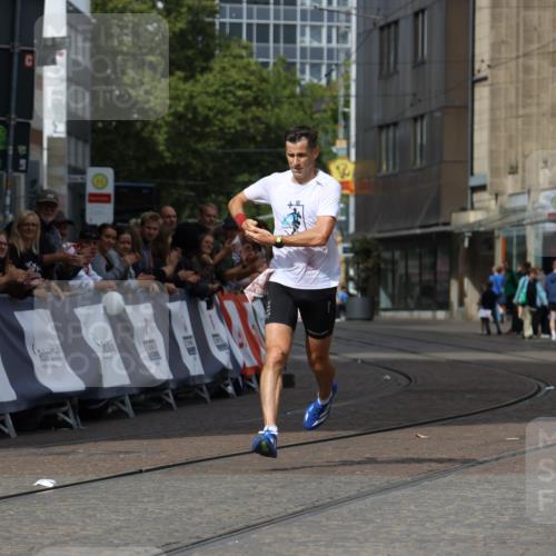 13.09.2026 - 21. swb-Marathon Bremen Strokosch-Dieckow http://msf.ph/oto/10297179 13.09.2026 12:22:22 Ziel 1681, 176 meine-sportfotos.de