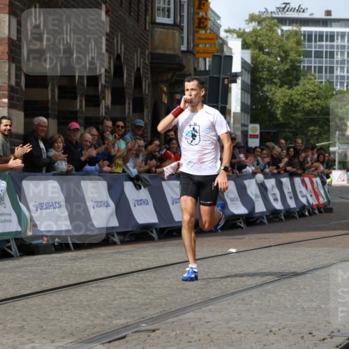 13.09.2026 - 21. swb-Marathon Bremen Strokosch-Dieckow http://msf.ph/oto/10297208 13.09.2026 12:22:24 Ziel 1681, 176 meine-sportfotos.de