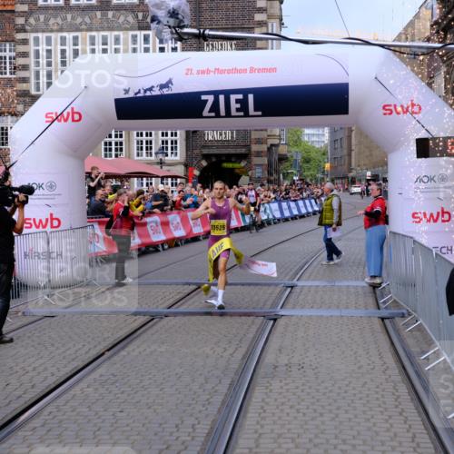 13.09.2026 - 21. swb-Marathon Bremen Tim E. http://msf.ph/oto/10297313 13.09.2026 10:26:53 Ziel 13525 meine-sportfotos.de