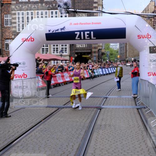 13.09.2026 - 21. swb-Marathon Bremen Tim E. http://msf.ph/oto/10297316 13.09.2026 10:26:53 Ziel 13525 meine-sportfotos.de