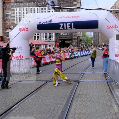 13.09.2026 - 21. swb-Marathon Bremen Tim E. http://msf.ph/oto/10297320 13.09.2026 10:26:53 Ziel 13525 meine-sportfotos.de