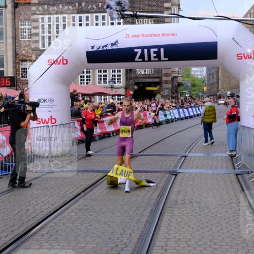 13.09.2026 - 21. swb-Marathon Bremen Tim E. http://msf.ph/oto/10297324 13.09.2026 10:26:53 Ziel 13525 meine-sportfotos.de