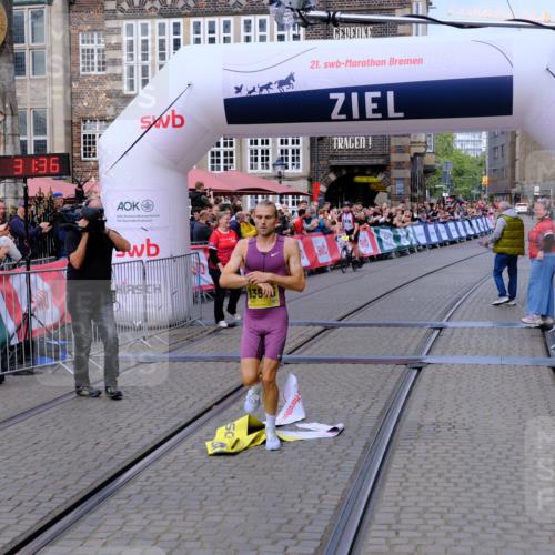 13.09.2026 - 21. swb-Marathon Bremen Tim E. http://msf.ph/oto/10297328 13.09.2026 10:26:54 Ziel 13525 meine-sportfotos.de