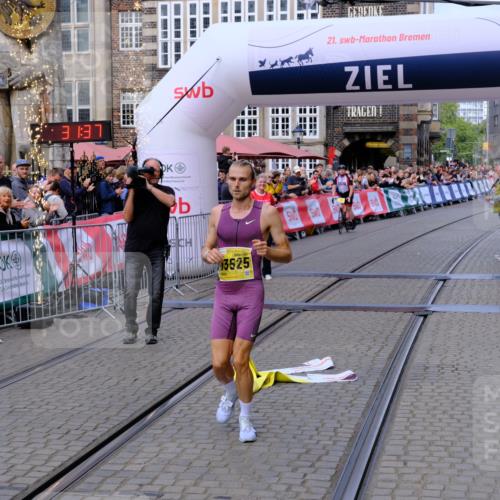13.09.2026 - 21. swb-Marathon Bremen Tim E. http://msf.ph/oto/10297339 13.09.2026 10:26:55 Ziel 13525 meine-sportfotos.de