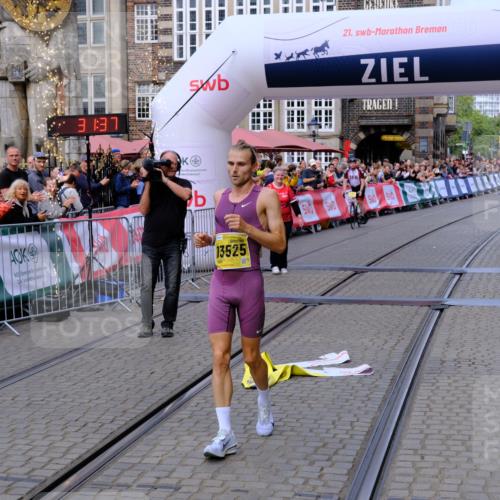 13.09.2026 - 21. swb-Marathon Bremen Tim E. http://msf.ph/oto/10297341 13.09.2026 10:26:55 Ziel 13525 meine-sportfotos.de