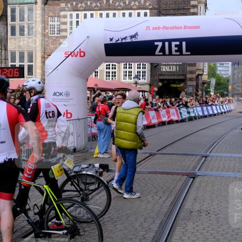 13.09.2026 - 21. swb-Marathon Bremen Tim E. http://msf.ph/oto/10297387 13.09.2026 10:27:23 Ziel 13627 meine-sportfotos.de