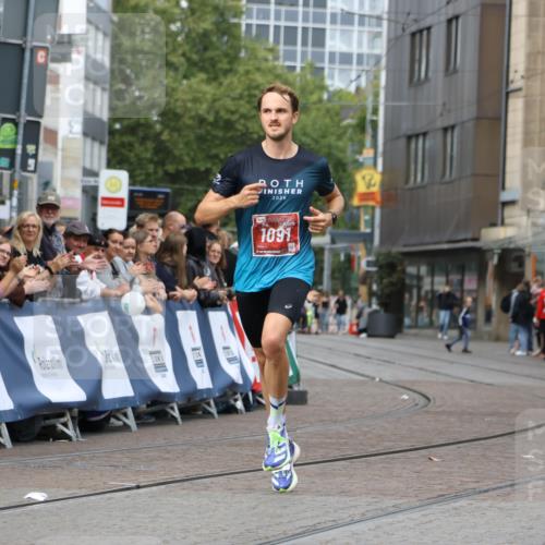 13.09.2026 - 21. swb-Marathon Bremen Strokosch-Dieckow http://msf.ph/oto/10297406 13.09.2026 12:25:01 Ziel 1091 meine-sportfotos.de