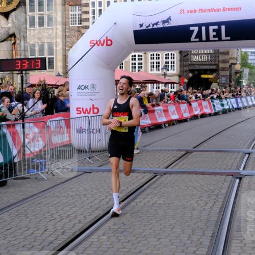 13.09.2026 - 21. swb-Marathon Bremen Tim E. http://msf.ph/oto/10297433 13.09.2026 10:28:31 Ziel 12272, 13501 meine-sportfotos.de
