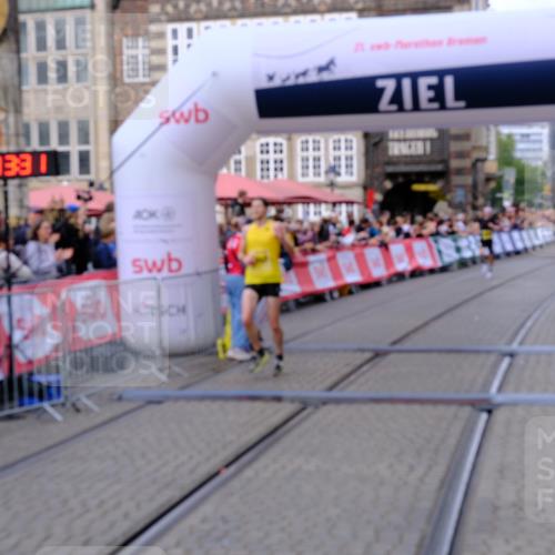 13.09.2026 - 21. swb-Marathon Bremen Tim E. http://msf.ph/oto/10297496 13.09.2026 10:28:48 Ziel 12272, 13515, 13547, 13567, 13635 meine-sportfotos.de