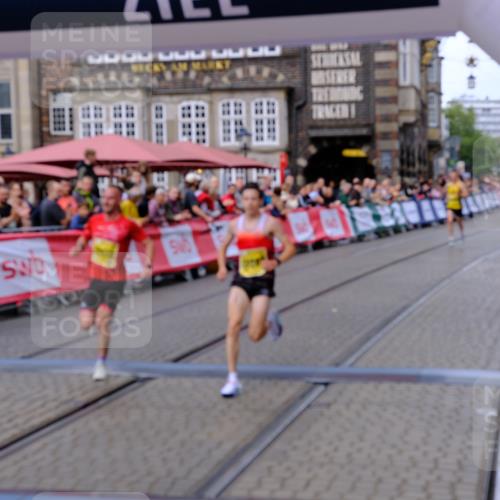 13.09.2026 - 21. swb-Marathon Bremen Tim E. http://msf.ph/oto/10297577 13.09.2026 10:29:40 Ziel 13517, 13542, 13557 meine-sportfotos.de
