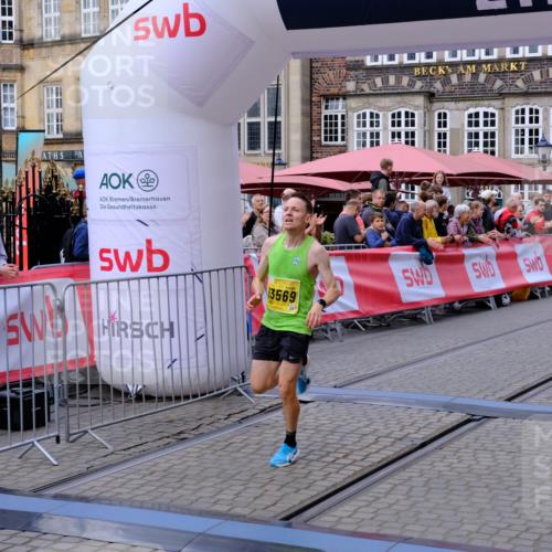 13.09.2026 - 21. swb-Marathon Bremen Tim E. http://msf.ph/oto/10297730 13.09.2026 10:30:35 Ziel 13522, 13561, 13569, 13576 meine-sportfotos.de