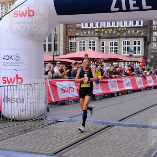 13.09.2026 - 21. swb-Marathon Bremen Tim E. http://msf.ph/oto/10297744 13.09.2026 10:30:37 Ziel 13522, 13561, 13569, 13576 meine-sportfotos.de